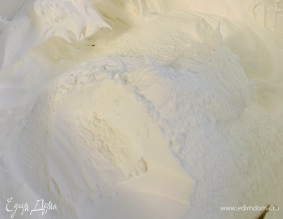 Затем добавляем кукурузный крахмал и силиконовой лопаткой аккуратно снизу вверх перемешиваем с белками.