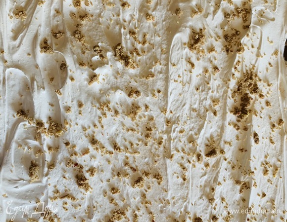 Если хотите меренгу, украшенную лепестками миндаля или молотыми орешками, тогда белковый пласт сверху посыпаем ими и отправляем в духовку, разогретую до 150°C, на 30 минут (без конвекции, только верх/низ). Выпекаем при 150°С 30–35 минут.