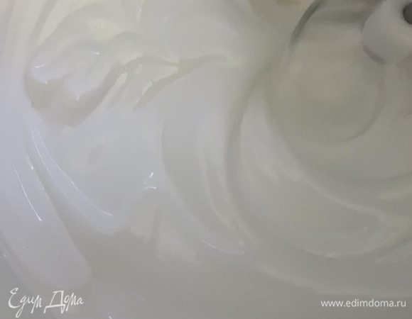 Готовим крем. Ингредиенты для крема взбиваем до состояния плотного пышного крема.