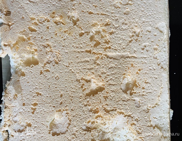 Как только меренга испеклась, достаем из печи, накрываем пергаментом, подкладываем доску и переворачиваем. Ореховая сторона оказывается снизу. Снимаем бумагу, на которой меренга выпекалась. Даем полностью остыть.