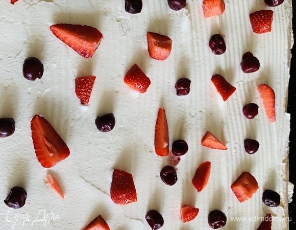 Затем смазываем кремом, сверху раскладываем ягоды или нарезанные фрукты.