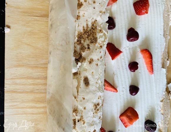 Закручиваем рулет и украшаем по желанию.