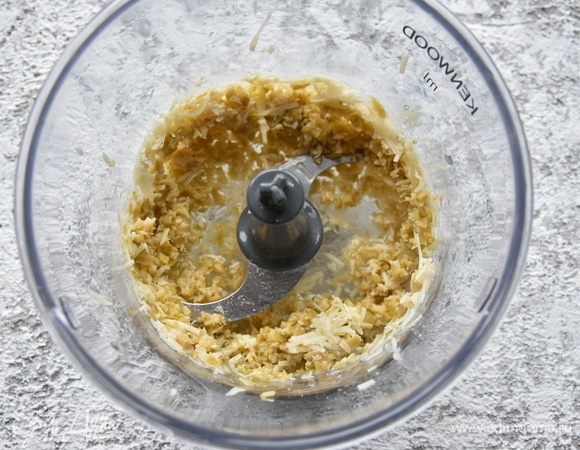 Соединить оливки и натертый на терке сыр. Измельчить их в блендере, добавить оливковое масло и часть яичного белка. Перемешать.