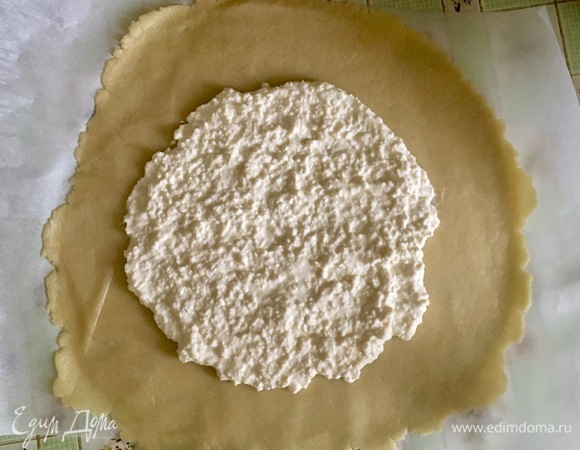 Если ягоды свежие, моем (из морозилки слегка разморозить), перемешиваем с крахмалом и сахаром. Отдельно смешиваем творог с яйцом до однородности.