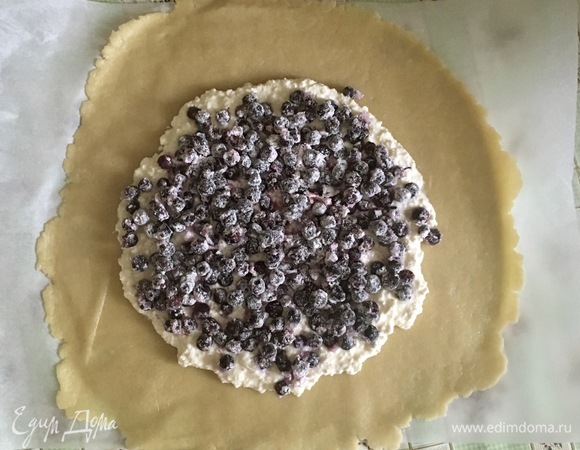 На припыленном мукой пергаменте раскатываем тесто (между двумя листами пергамента, так удобнее раскатывать, чтобы не прилипало).