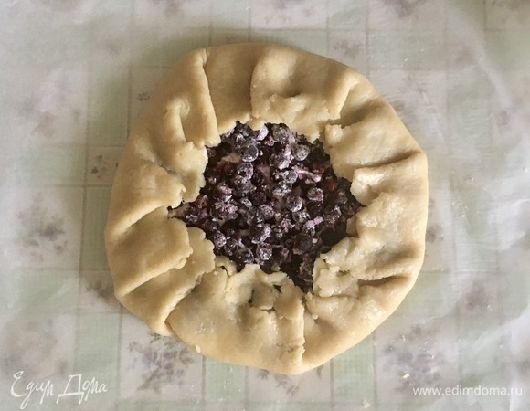 В середину выкладываем творог и ягоды, оставляя место по краям для подворота. Заворачиваем края складками.