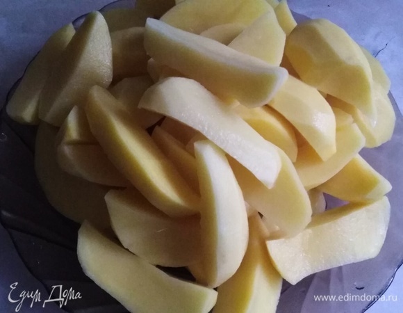 Картофель очистить. Нарезать ломтиками. Воду довести до кипения, посолить. Опустить картофельные ломтики в кипяток, дать закипеть, варить 7–8 минут. Слить.