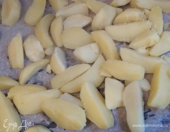 Разложить картофель на пергаменте, дать ему обсохнуть в течение 10 минут.