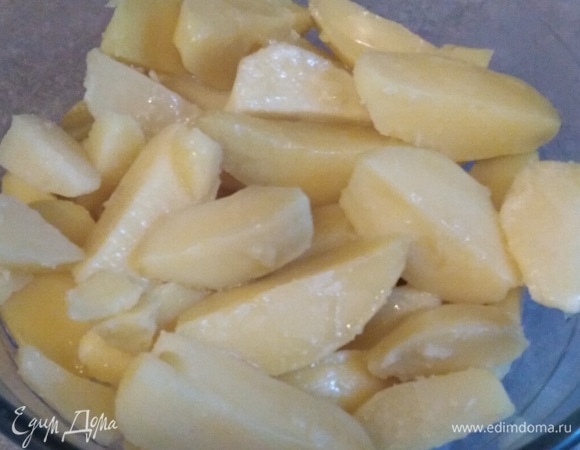 Раскалить растительное масло на сковороде. Полить им картошку, аккуратно перемешать, чтобы все ломтики промаслились.