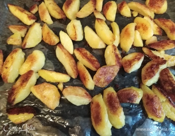 Запекать при 220°C. По истечении 30 минут картофель перевернуть, чтобы он обжарился со всех сторон.
