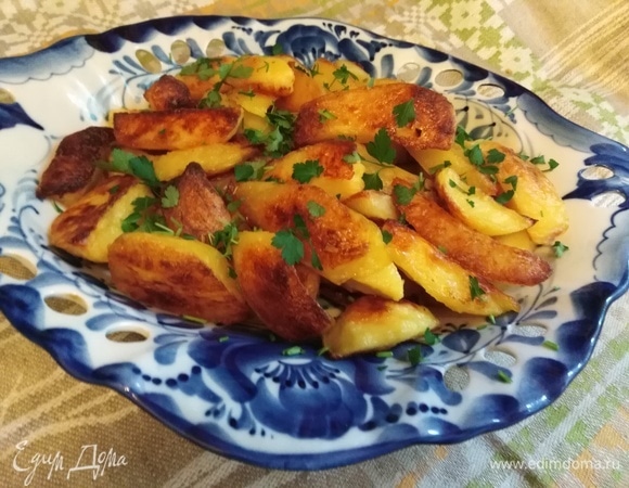 Посыпать картофель зеленью петрушки. Приятного аппетита!