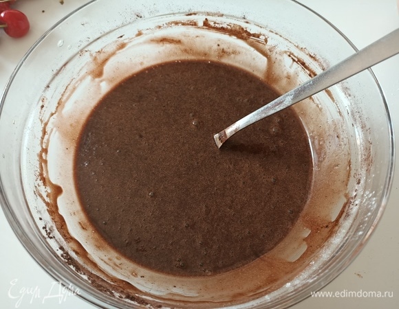 В глубокой миске смешать яйца, сахар, подсолнечное масло, молоко и какао.