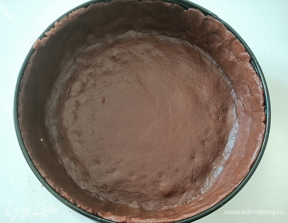 Форму смазать подсолнечным маслом и посыпать мукой. Выложить 2/3 теста.