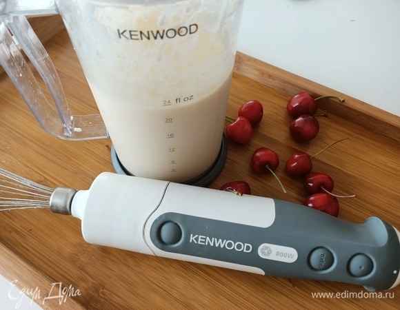 Для начинки взбить яйца с сахаром и ванилином, затем добавить рикотту (можно заменить на творог) и взбивать еще пару минут.