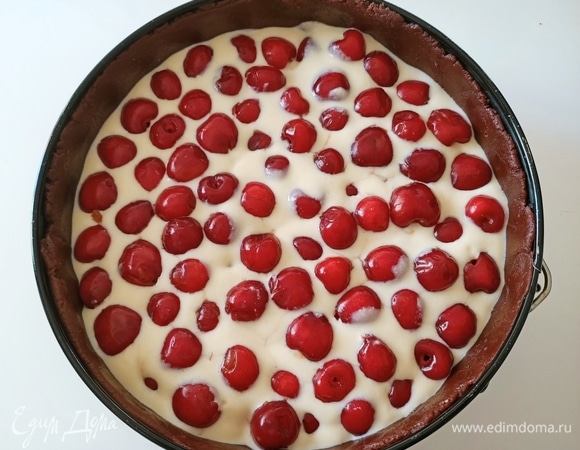 С черешни удалить косточки. На песочную основу выложить начинку, сверху плотно уложить черешню.