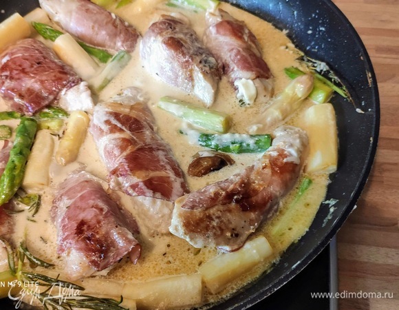 Вмешать сливочный сыр и выложить рулетики. Накрыть крышкой, тушить на медленном огне 5–10 минут.