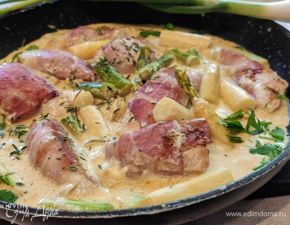 Я подавала прямо в сковороде, посыпав листиками тимьяна, рубленой петрушкой и укропом.