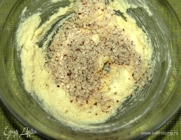 Духовку разогреть до 180ºC. Все продукты должны быть комнатной температуры. Размягченное сливочное масло с сахаром взбить в кремообразную массу. Жареный фундук измельчить и добавить к маслу.