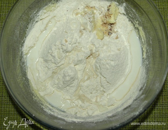 Добавить просеяную муку, соль и молоко.