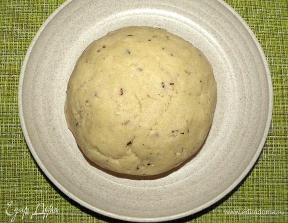 Замесить крутое тесто. Тесто очень легкое в работе.