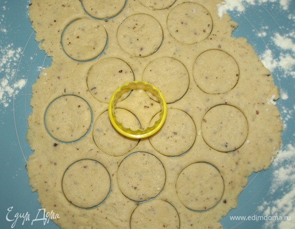 Раскатать на припыленной мукой поверхности пласт не больше 5 мм. Круглой формочкой для печенья диаметром 5 см вырезаем круги. Собрать обрезки теста, раскатать и вырезать круги. Повторять, пока не закончится тесто.