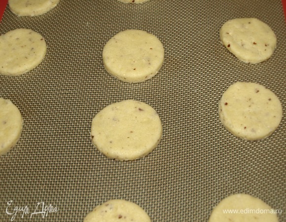 Перекладываем наши заготовки на противень, застеленный силиконовым ковриком или пекарской бумагой.