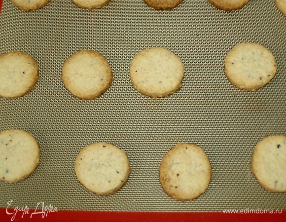 Выпекаем 12–15 минут до золотистого цвета. Достать готовое печенье. Оставить на противне на 5 минут.