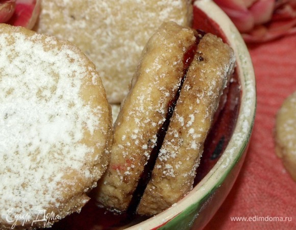 Перед самой подачей складываем печенье попарно промазывая клюквенным джемом.