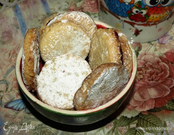 Посыпать сахарной пудрой.