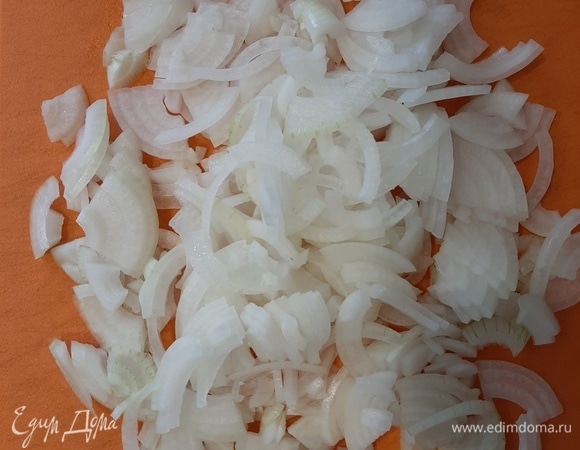 Лук разрезать пополам, потом каждую половинку еще пополам и нашинковать. Обжарить на растительном масле до полуготовности.