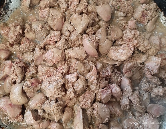 Печень промыть, удалить прожилки, нарезать небольшими кусочками. Обжарить на растительном масле, добавить соль и приправы.