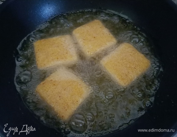 Через 30 минут повторить пятый и шестой шаг еще раз и снова отправить моцареллу в холодильник на 30 минут. В глубокой сковороде разогреть подсолнечное масло и обжарить каждый кусочек до готовности. Выложить моцареллу на бумажное полотенце для удаления лишнего масла.