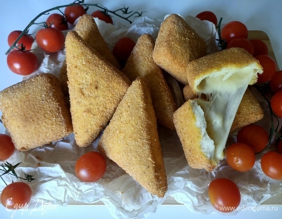 Жарить моцареллу необходимо перед употреблением и подавать желательно с томатами черри. Приятного аппетита!