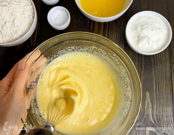 Взбиваем яйца с сахаром до пышной массы.