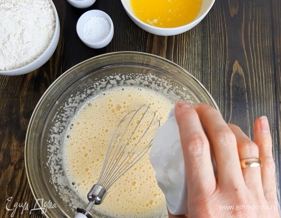 Добавляем сметану и еще немного взбиваем.