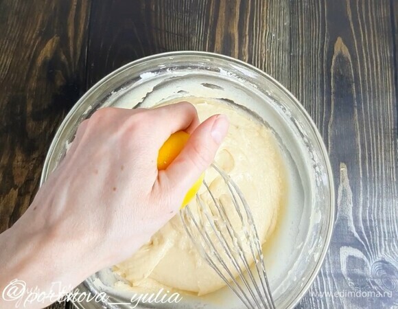 Снимаем цедру лимона мелкой теркой сразу в миску с тестом, добавляем сок лимона. Перемешиваем.