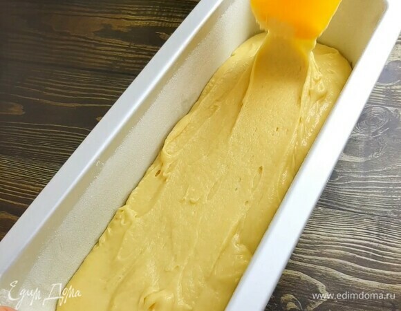 Аккуратно и равномерно распределяем тесто по форме. Выпекаем в хорошо прогретой духовке при температуре 180°C 50–60 минут. Готовность проверьте деревянной шпажкой, она должна выходить сухой. 🍴Приятного аппетита🍴