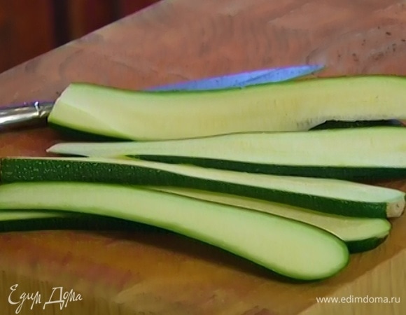 Цукини нарезать вдоль полосками.