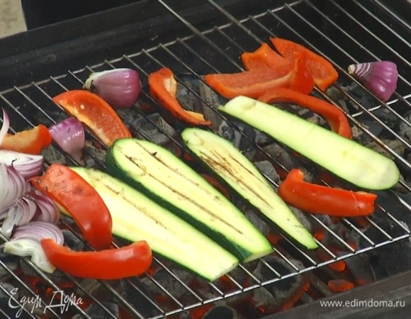 Все подготовленные овощи пожарить до готовности на гриле или в сковороде-гриль.