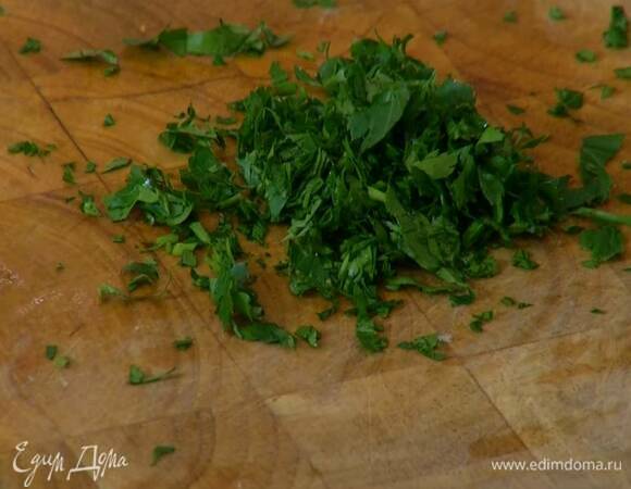 Петрушку мелко порубить.