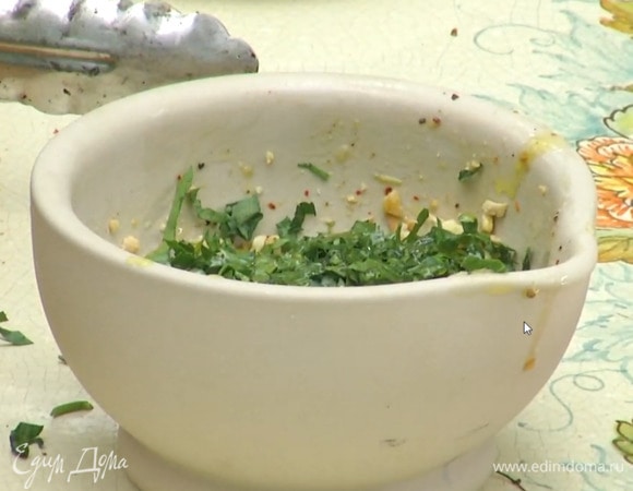 Приготовить заправку: кешью измельчить в ступке, добавить очищенный зубчик чеснока и все растолочь, затем добавить петрушку, влить оливковое масло, посолить, поперчить и перемешать.