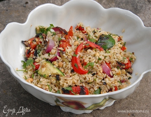 Обжаренные овощи выложить в глубокую миску и двумя ножами порезать на небольшие кусочки, затем добавить рис и заправку, все перемешать.