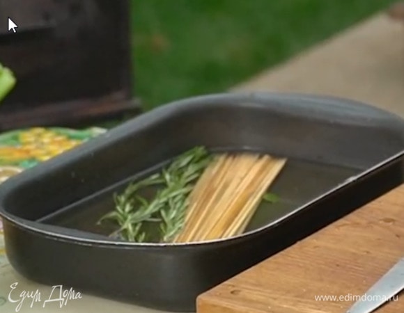 Веточки розмарина замочить в воде, затем очистить от листьев (листья сохранить).