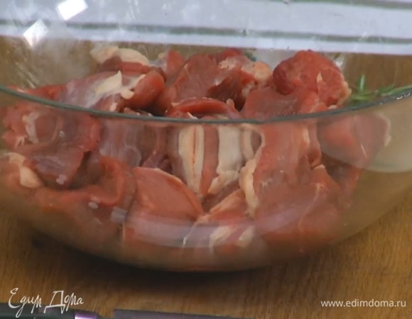 Ягнятину нарезать небольшими кусочками.