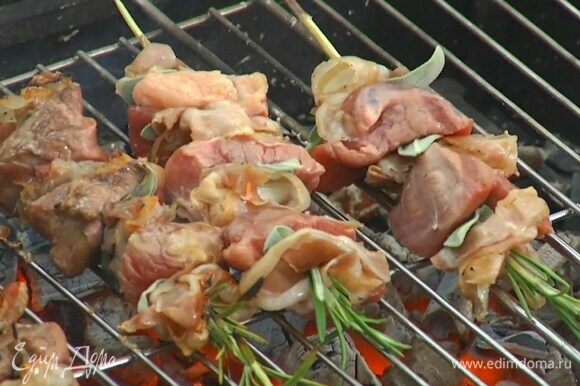 Выложить мясо на решетку гриля и пожарить до готовности, время от времени переворачивая.