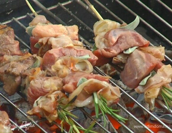 Выложить мясо на решетку гриля и пожарить до готовности, время от времени переворачивая.