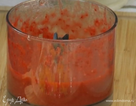 Клубнику, удалив плодоножки, измельчить в пюре, добавить сахарную пудру и перемешать.