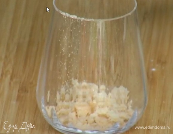 В прозрачные стаканы раскрошить одну меренгу, выложить часть клубничного пюре и поломанные руками «Дамские пальчики», влить в каждый стакан по 2 ч. ложки коньяка.