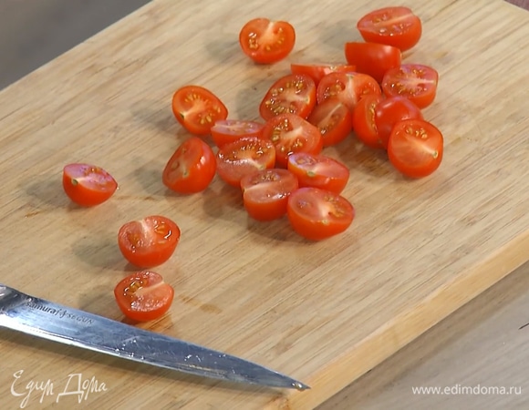 Помидоры черри разрезать пополам.