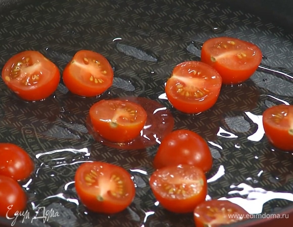 Разогреть в сковороде 2 ст. л. оливкового масла, слегка припустить помидоры и переложить в другую посуду.